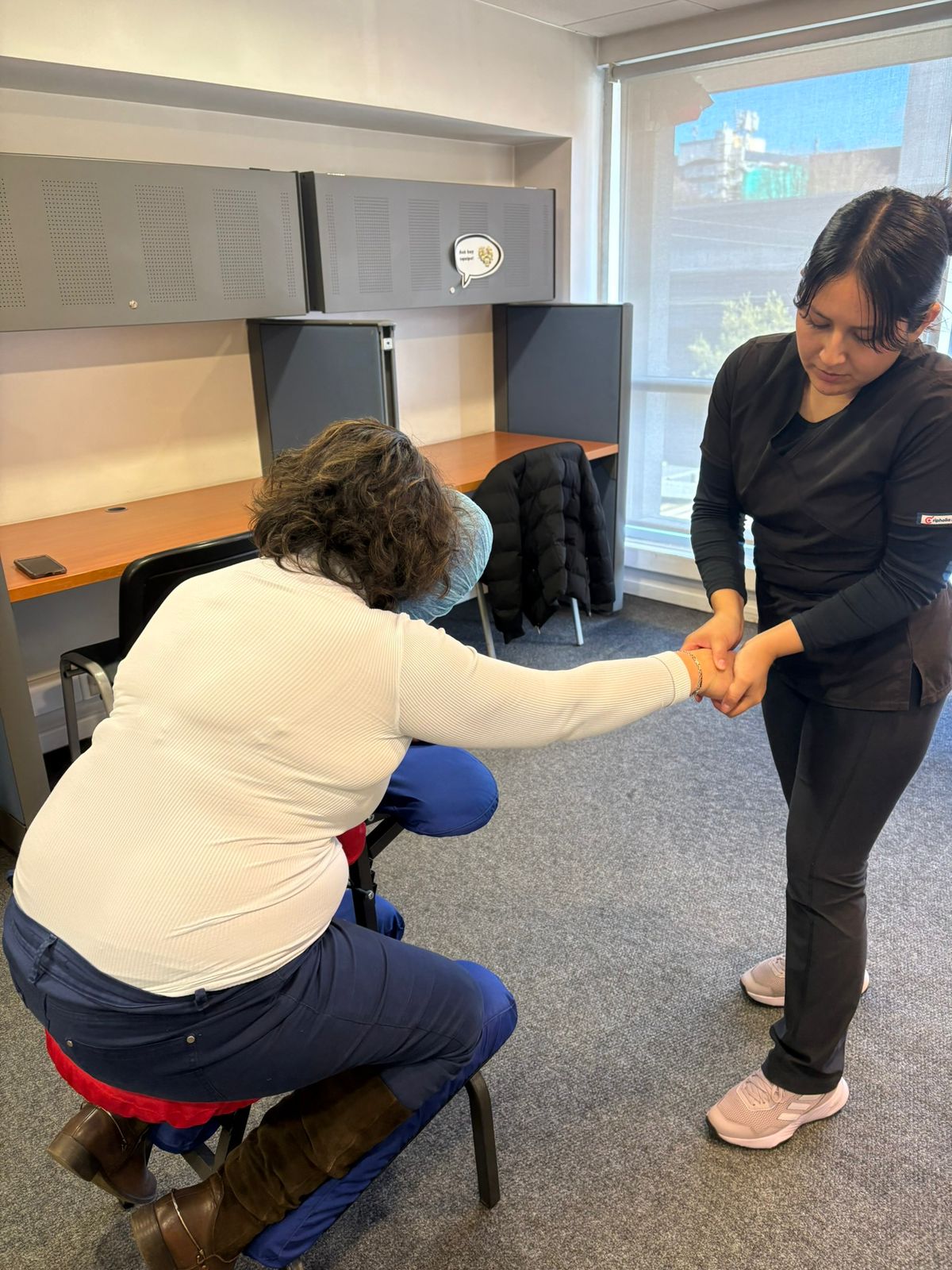 Sesión de masaje en silla ergonómica
